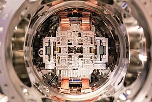 Blick in die Vakuumkammer mit dem integrierten PI Tisch (Bild: SLAC National Accelerator Laboratory)