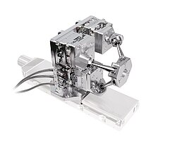 UHV  bis 10-7 hPa: kundenspezifischer 6DOF-Lösung für das präzise Positionieren von  Fokkusieroptiken in einem Röntgenmikroskop.