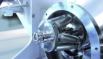 Ein Hexapod, entwickelt von PI, der für den Einsatz im Hochvakuum ausgelegt ist, übernimmt die Positionierung der Probe in Relation zu den einfallenden Röntgenstrahlen (Bild: SURFACE systems+technology GmbH & Co. KG)