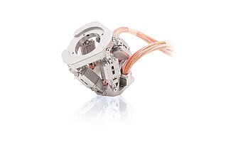 UHV bis 10-9 hPa: kundenspezifischer Mini-Hexapod bewegt Lasten bis ca. 1,5 kg über lineare Stellwege bis zu 1,5 mm und Winkel bis zu 2°. Er arbeitet mit vakuumgeeigneten NEXLINE® Piezoschreitmotorantriebe und integrierten inkrementellen Sensoren.