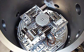 Blick in die Vakuumkammer mit dem sechsachsen Probenmanipulator (Bild: mit freundlicher Genehmigung von Dr. Augusto Marcelli - INFN LNF, Frascati, und Dr. Valter Maggi - Università Milano Bicocca, Italien)